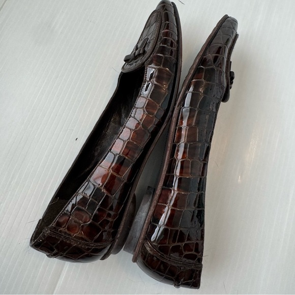Stuart Weitzman pointy toe crocodile embossed patent leather flats with bow 5.5 - Picture 6 of 9